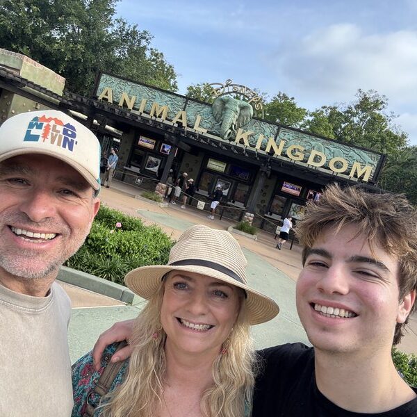 01_Animal_Kingdom_Eingang_Familie