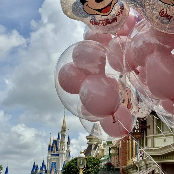 01_Magic_Kingdom_Mickey_Luftballons_Cinderella_Castle