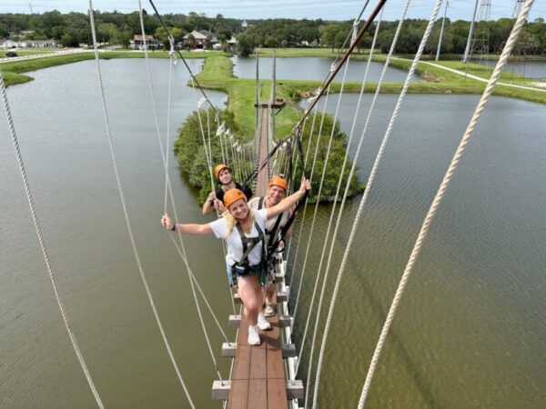 Empower Adventures-Family auf Haengebruecke Foto: © Andrea Fischer, Trips4Kids.de