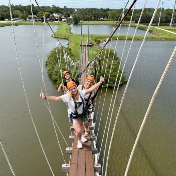 Empower Adventures-Family auf Haengebruecke Foto: © Andrea Fischer, Trips4Kids.de