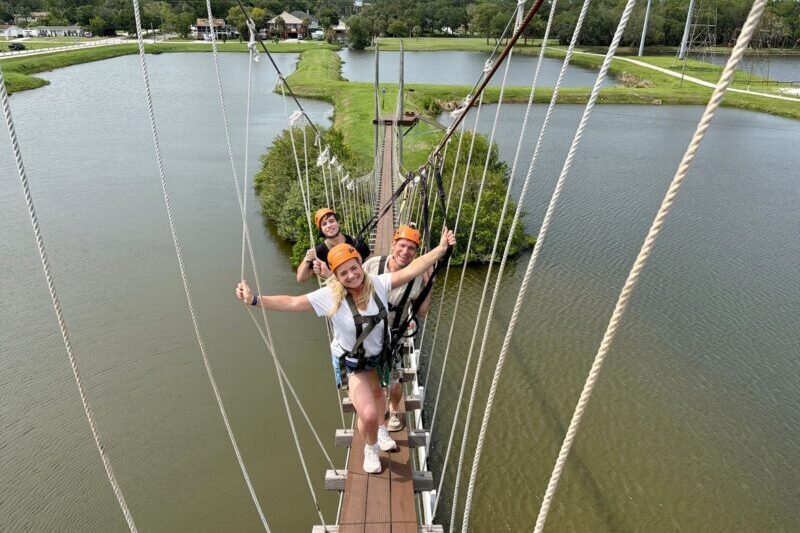 Empower Adventures-Family auf Haengebruecke Empower Adventures-Family auf Haengebruecke Foto: © Andrea Fischer, Trips4Kids.de