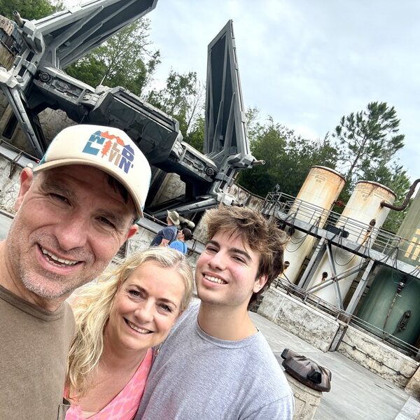 10_GALERIE2_Star-Wars_Galaxys-Edge_Familienfoto