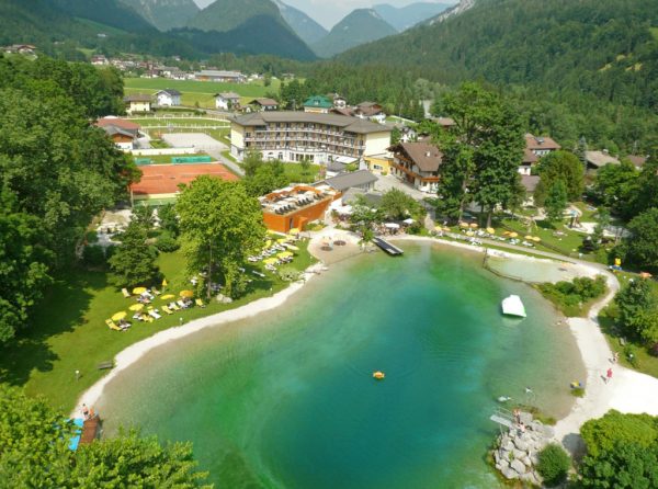 1_Hausansicht_mit_Badeteich_(Familien_Erlebnis_Hotel_Post)