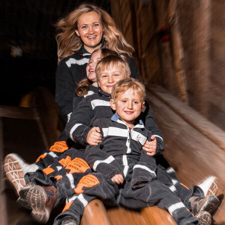 Berchtesgaden - Salzbergwerk Rutsche Mutter mit Kindern Bild: Berchtesgaden Tourismus PR