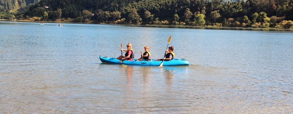 AZOREN_See_Kanufahren_LagoFurnach_Trips4Kids© AdrieneFriedlaender AZOREN_See_Kanufahren_LagoFurnach_Trips4Kids© AdrieneFriedlaender