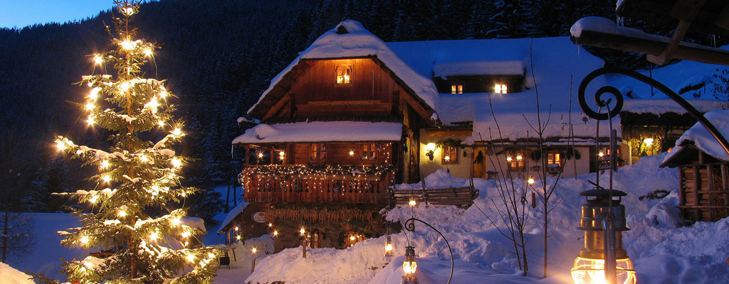 Das Almdorf mit dem wunderbaren Namen „Seinerzeit“ liegt im österreichischen Kärnten bei Bad Kleinkirchheim. Hier ist der Name Programm und es ist so gemütlich drinnen, dass man eigentlich gar nicht mehr vor die Tür möchte!