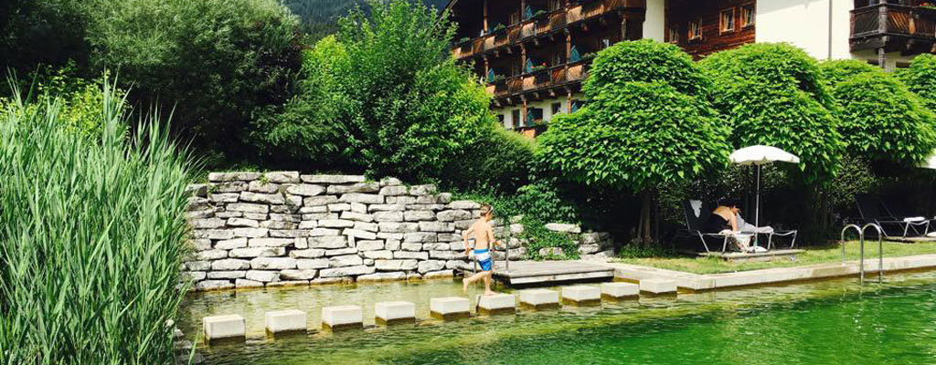 Im Kaiser und um den Kaiser rum … Am Wilden Kaiser gibt es für Familien viel zu erleben. Das perfekte Familienhotel als Homebase ist das gleichnamige Hotel Kaiser mit Bio-Pool, leckerem Essen und netten Gästen …