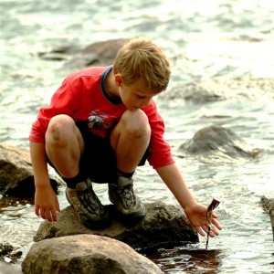 Boy-playing-by-the-water-VO02244-1024