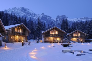 Dorfplatz_Abendansicht1 Huettendorf bei Nacht