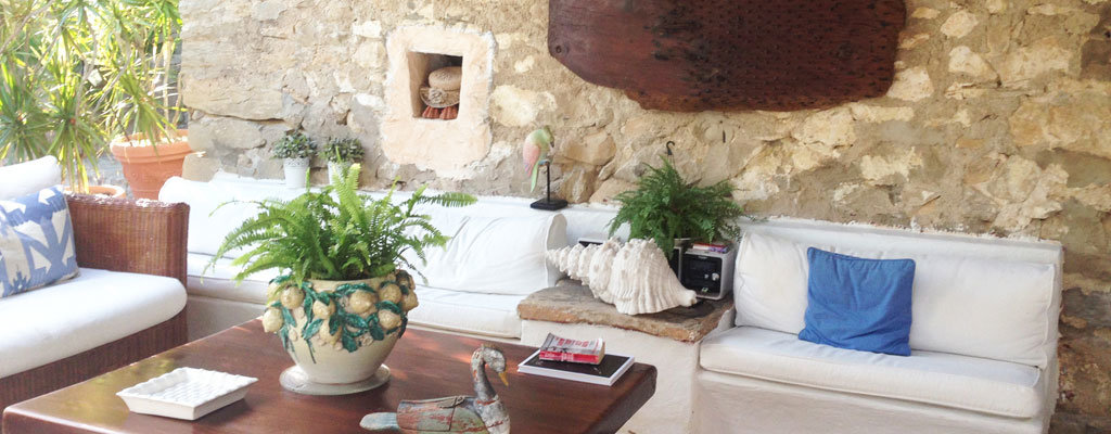 Wer Ibiza mit der Familie von der ruhigen Seite erleben möchte ist im Fincahotel Cas Pla genau richtig. In einem herrlichen Garten liegen die großen Zimmer, der Pool ist riesig, die Liegen bequem, der Meerblick grandios und das Frühstück köstlich. Noch Fragen?