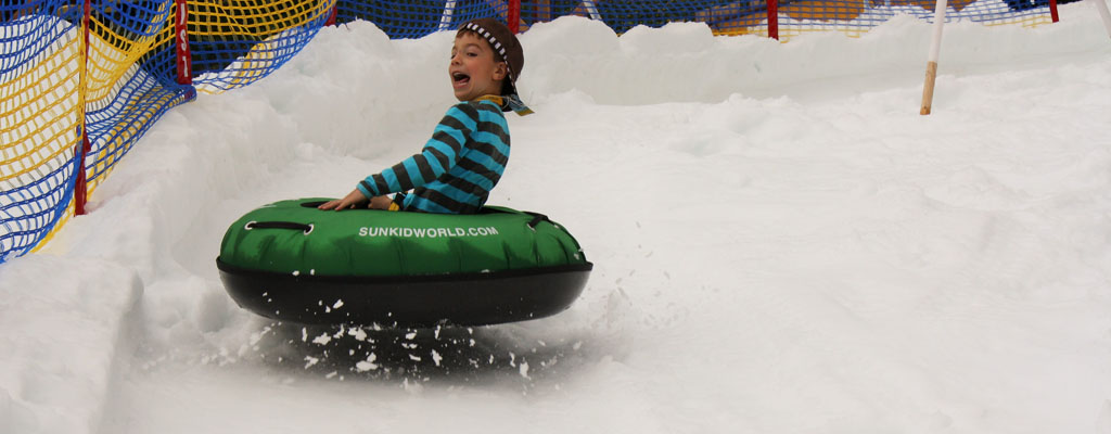 Fiss_Sommer-Funpark_Sommerschneewelt_Kind in Reifen-2©AndreaFischer_Trips4Kids