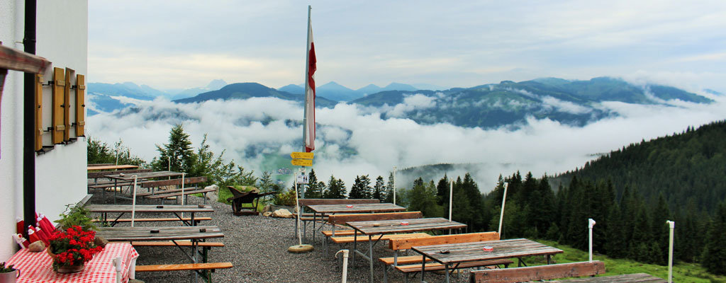 Gaudeamushuette_WilderKaiser_Tische_Bergpanorama_©AndreaFischer_Trips4Kids