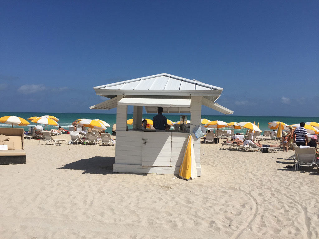 Grand Beach Hotel: Beach mit Hütte; Bild: Sandra Mueller-Hofner; Trips4kids.de.
