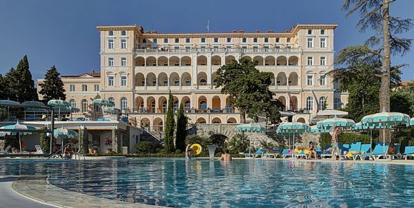 Hotel_Kvarner_Palace_Aussenpool_abends.Bild@Kvarner_Palace.jpg