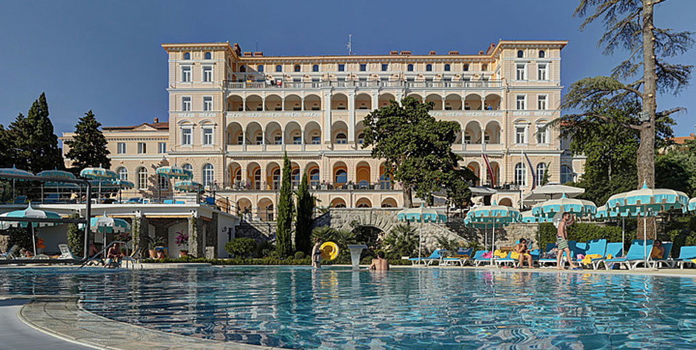 Das idyllische Fischerdorf Crkvenica ist eigentlich DIE ideale Destination für Familien: ein breiter Sandstrand, nette Fischlokale und das türkisblaues Meer machen dieses kroatische Örtchen zur Perle in der Adria!