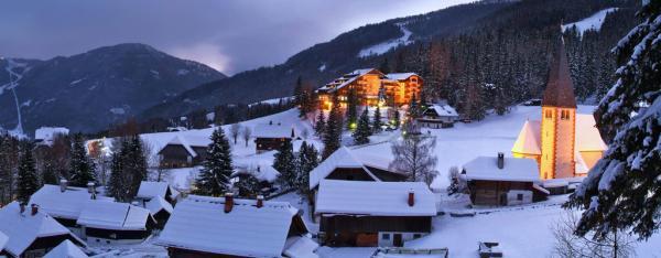 Hotel_StOswald_Dorf_nachts