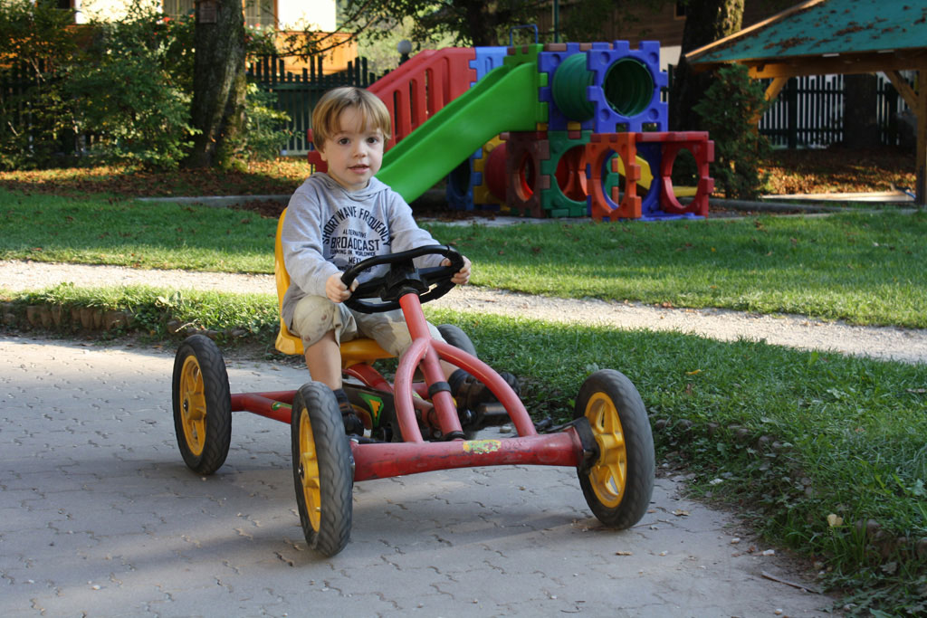 Kind auf Ketcar