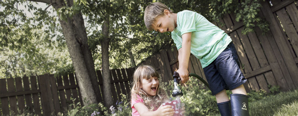 Kamik_FS2016__kids_backyard_RainBoots.Bild_Kamik.quer.jpg