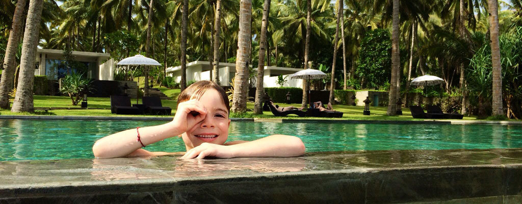 Kelapa-Retreat_Pool_unter_Palmen©AndreaFischer_Trips4Kids