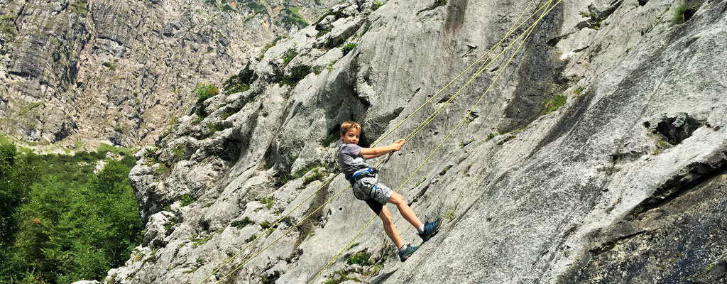 Klettern fuer Kinder_Paul_Abseilen am Murmeltierfelsen_Wilder Kaiser©AndreaFischer_Trips4Kids