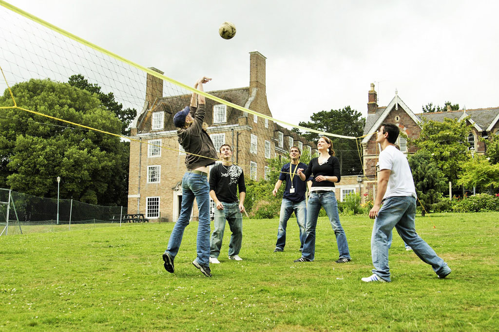 Offaherte Sprachreise: Exeter-Campus-Volleyball; Bild: Offaehrte Sprachreisen