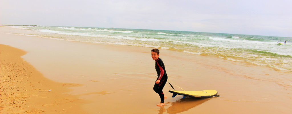 Paul_mit_Surfbord_MaxRespect_Strand_Sait-Julie-en-Born©AndreaFischer_Trips4Kids