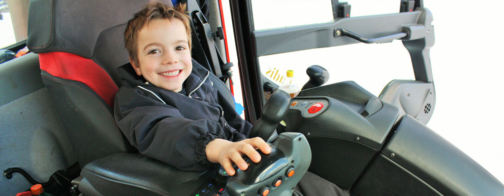 Pistenbully_Paul am Steuer_Foto_Andrea Fischer_Trips4Kids_Zuschnitt.
