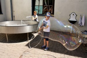 Riesenseifenblasen_Haus des Staunens_Pankratium_Kaernten_©AndreaFischer_Trips4Kids