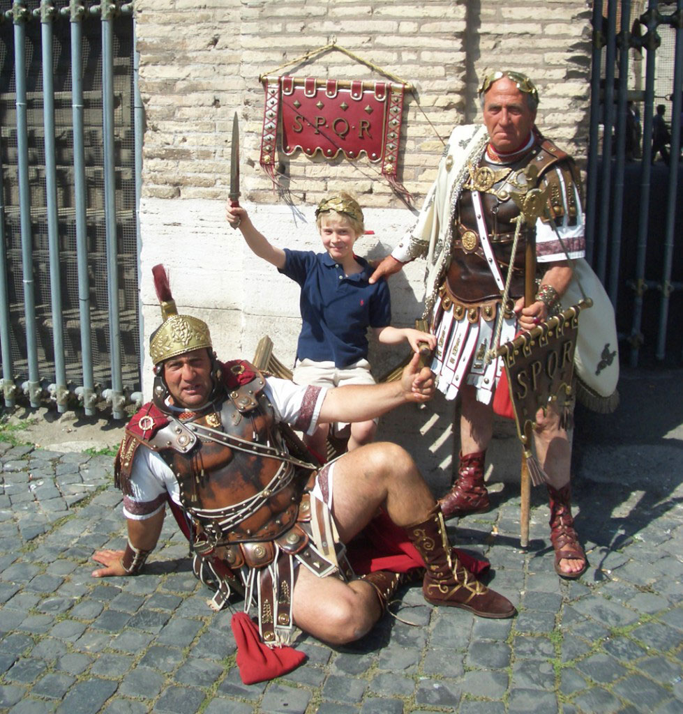 Treffpunkt: Triumphbogen. Wir haben eine Stadtführung bei einem „echten“ Römer gebucht und wollen wie die Gallier durch die ewige Stadt streichen. Ein tolles Erlebnis für Groß und Klein. Sehr zu empfehlen!