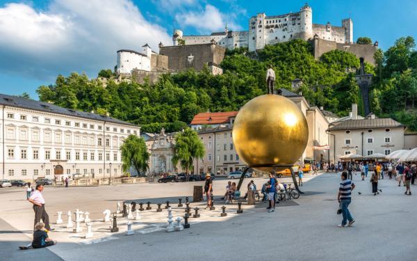 Salzburg_Kapitelplatz mit Festungsblick.Bild_Salzburg_Tourismus.jpg