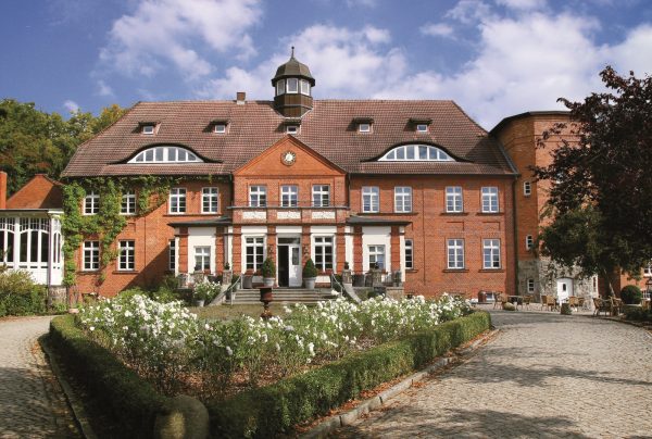 Schloss Basthorst Außenansicht.Bild_PR_Schloss_Basthorst.jpg