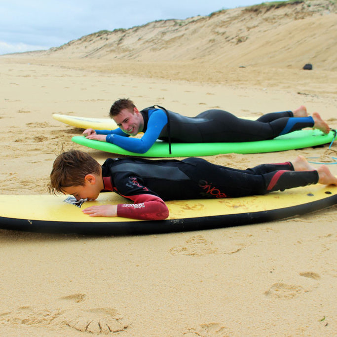 Surfstunde_MaxRespect_Strand_Sait-Julie-en-Born©AndreaFischer_Trips4Kids Surfstunde_MaxRespect_Strand_Sait-Julie-en-Born©AndreaFischer_Trips4Kids