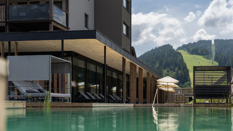 ADEA-Lifestyle-Suites_Aussenansicht.Bild.-Daniel-Ritzberger.quer ADEA Lifestyle Suites Fieberbrunn - Aussenansicht mit Schwimmteich bild: Daniel Ritzenberger