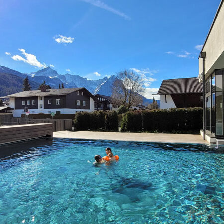 Aussenpool mit Bergkulisse, aja Hotel GaPa Aussenpool mit Bergkulisse, aja Hotel GaPa Foto: © Aline Scheuböck Trips4Kids.de