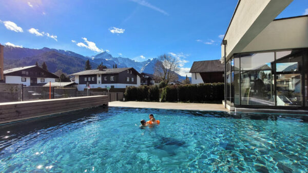 Aussenpool mit Bergkulisse, aja Hotel GaPa Aussenpool mit Bergkulisse, aja Hotel GaPa Foto: © Aline Scheuböck Trips4Kids.de