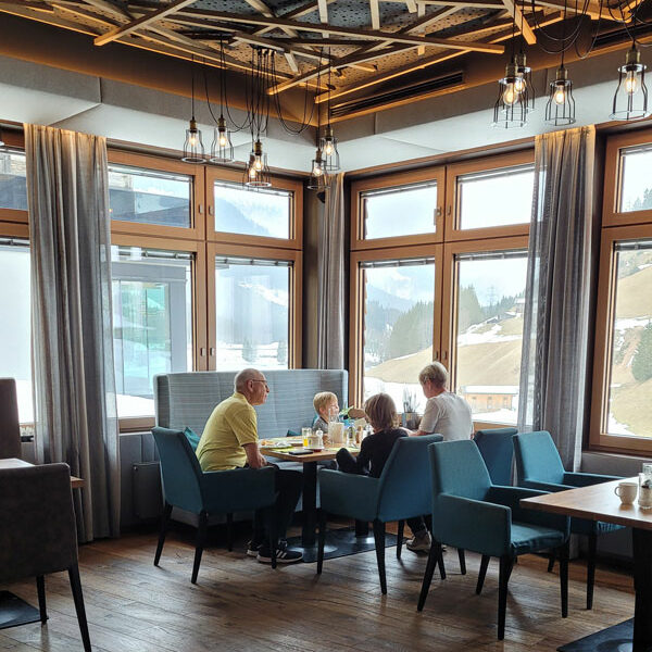 Almhof_Family_Resort_Spa_Essbereich Almhof Family-Resort & Spa - Essen mit Oma und Opa Foto: © Aline Scheuböck Trips4Kids.de
