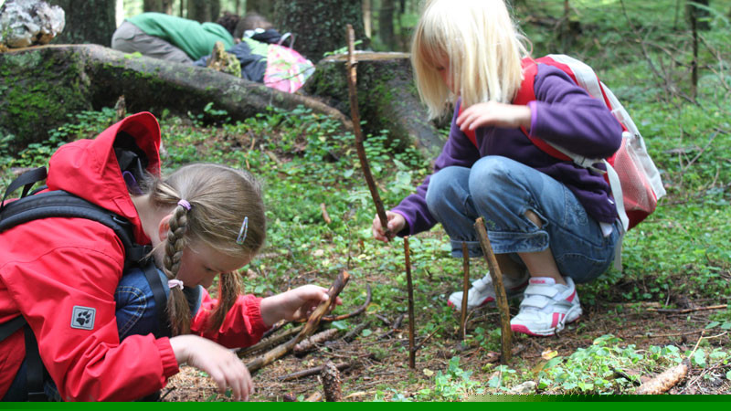 Almhof-Family-Resort-&-Spa_Kinderclub-Wandern.Bild.Kinderhotels_Euroa.quer