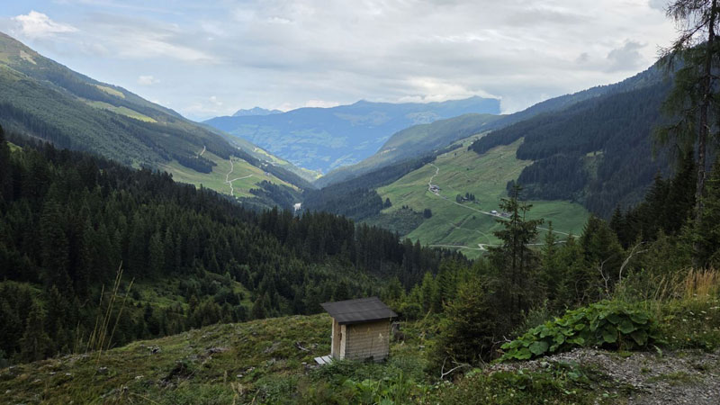 Alpenueberquerung_Tal-auf-der-Strecke-zwischen-Fuegen-und-Hochfuegen.Bild.A.Schmelter-Kaiser.quer Alpenueberquerung - Tal auf der Strecke zwischen Fuegen und Hochfuegen Bild: A.Schmelter-Kaiser