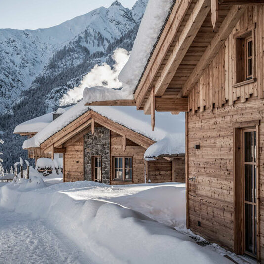 alpiner_baustil_kombiniert_mit_modernem_holzbau_c_ratko-photography_benglerwald_berg_chaletdorf.3 Benglerwald Chaletdorf - Alpiner Baustil im Winter Bild: Ratko Photography