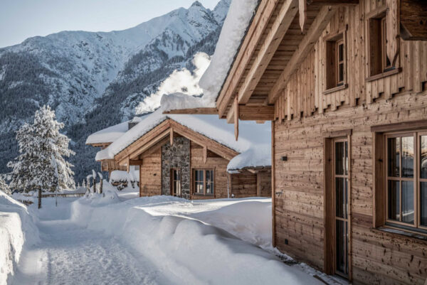 alpiner_baustil_kombiniert_mit_modernem_holzbau_c_ratko-photography_benglerwald_berg_chaletdorf.3 Benglerwald Chaletdorf - Alpiner Baustil im Winter Bild: Ratko Photography