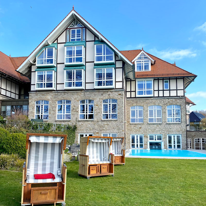 Alter Meierhof-Pool-mit-Strandkorb Alter Meierhof-Pool-mit-Strandkorb Foto: © Andrea Fischer, Trips4me.de
