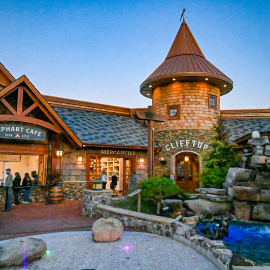 Anakeesta_Park.evening-in-Black-Bear-Village.Bild.AnakeestaPR.1 Anakeesta Freizeitpark Tennessee - Evening in black bear village Bild: Anakeesta PR