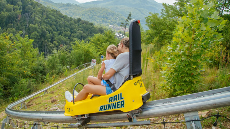 Anakeesta_Park.Mother-and-daughter-ride-the-Rail-Runner.Bild.AnakeestaPR.quer Anakeesta Freitzeit Park - Mutter und Tochter Ride the Rail Runner Bild: Anakeesta PR