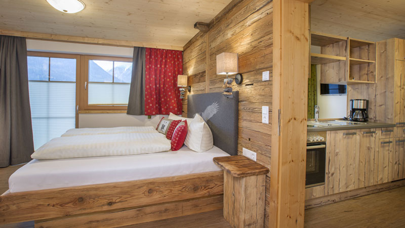 appartement_adlerhorst_mit_doppelbett_und_offener_kueche_Bild_photoart_faistauer_naturdorf_oberkuehnreit.quer Naturdorf Oberkuehnreit - Appartement Adlerhorst mit Doppelbett und offener Kueche Bild: Photoart Faistauer