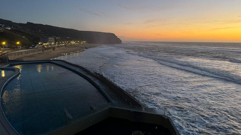 Arribs_Sintra_Hotel_Master-Suite-Blick-am-Abend.Bild.Laura_Geyer.quer Arribas Sintra Hotel - Ausblick von der Master Suite am Abend Bild: Laura Geyer