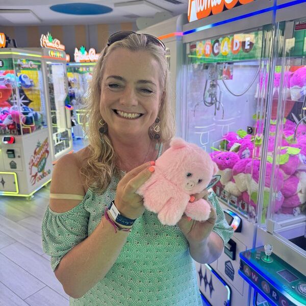 atomic-claw-rosa-andrea mit plueschtier Foto: © Andrea Fischer, Trips4Kids.de