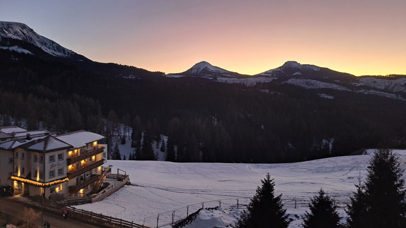 Ausblick-von_EcoLodge_auf_Hotel-Maria.Bild.A.Schmelter.quer Ausblick von der Eco Lodge auf das Hotel Maria in Obereggen Bild: A.Schmelter