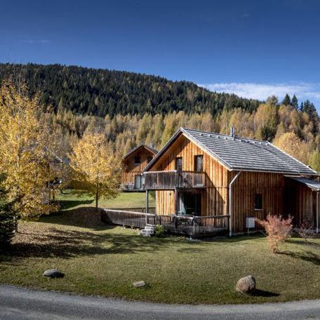 aussenansicht_auf_ein_haus_des_almdorfs_stadl_c_tom_lamm_alps_residence Aussenansicht auf ein Haus des Almdorfs Stadl