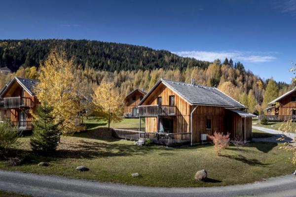 aussenansicht_auf_ein_haus_des_almdorfs_stadl_c_tom_lamm_alps_residence Aussenansicht auf ein Haus des Almdorfs Stadl
