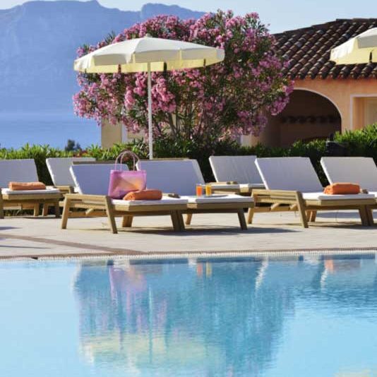 Aussenpool mit Liegen, VOI Collonna Village Pool mit Liegen c andrea getuli VOIhotels